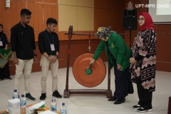 Pembukaan acara Latihan Dasar Kepemimpinan secara simbolis oleh Dekan Fakultas Ilmu Kesehatan Dr. Retno Widowati, M.Si. (Jaket Hijau)