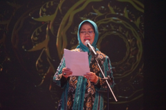 Peneliti senior Pusat Penelitian Politik LIPI Prof. Dr. Siti Zuhro, M.A. saat membacakan puisi karya Assc. Prof. Drs. Firdaus Syam, Ph.D. berjudul "Hidup itu Berdzikir" di ruang teater Taman Ismail Marzuki, Cikini, Jakarta, Senin (10/10)