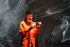 Penyair dan Sastrawan Indonesia Taufiq Ismail saat membacakan puisi karya Assc. Prof. Drs. Firdaus Syam, Ph.D. berjudul "Membacalah" di ruang teater Taman Ismail Marzuki, Cikini, Jakarta, Senin (10/10)