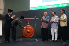 Pemukulan gong sebagai tanda simbolis launching program ekopesantren oleh Direktur Pendidikan Diniyah dan Pondok Pesantren Dr. H. Waryono Abdul Ghofur, M.Ag. di Auditorium Cyber Library UNAS pada Rabu, 15 Juni 2022