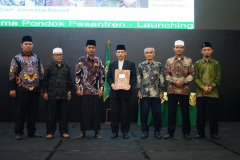 Foto bersama para Perwakilan Pesantren kepada Ketua PPI Unas Dr. Fachruddin M. Mangunjaya, M.Si. (tengah)
