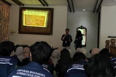 Sesi pemaparan materi kedua tentang persidangan oleh Ketua Himpunan  Bayu dan Maria, di Villa Viona Puncak Bogor, Sabtu, (13/01/2024).
