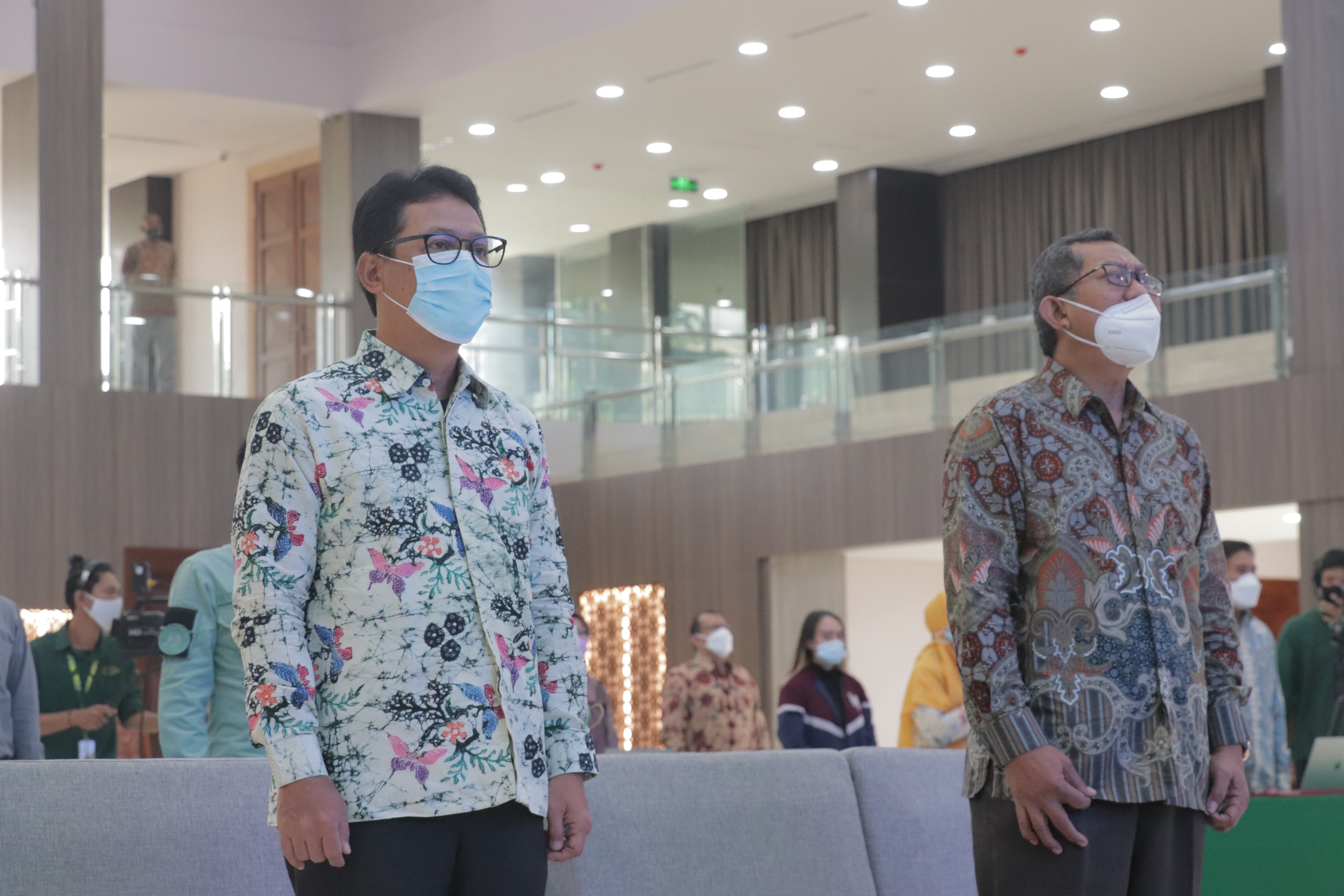 (Kiri-kanan) Kepala LLDIKTI Wilayah III Prof. Dr. Agus Setyo Budi, M.Sc. dan Wakil Rektor Bidang Akademik, Kemahasiswaan dan Alumni Universitas Nasional Dr. Suryono Efendi, S.E., M.B.A., M.M.  saat menyanyikan Indonesia Raya