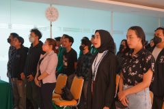 Menyanyikan lagu Indonesia Raya dalam pembukaan lokakarya