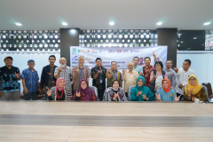 Foto bersama dalam acara Workshop Matching Fund Kedaireka “Mengembangkan Ekosistem Kolaborasi Untuk Pembangunan Berkelanjutan” Rabu, 5 Oktober 2022 di Ruang Rapat Cyber Library