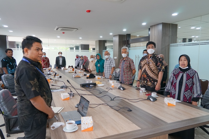 Saat menyanyikan Indonesia raya dalam acara Workshop Matching Fund Kedaireka “Mengembangkan Ekosistem Kolaborasi Untuk Pembangunan Berkelanjutan” Rabu, 5 Oktober 2022 di Ruang Rapat Cyber Library