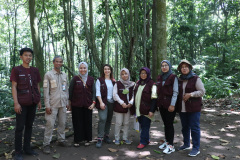 Tim-Peneliti-UNAS-Bersama-Dengan-Pengelola-Taman-Hutan-Juanda-Bandung