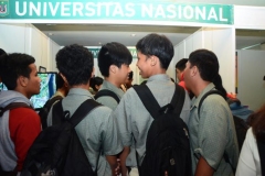 Anak-SMA-yang-mulai-berdatangan-mengunjungi-stand-UNAS3