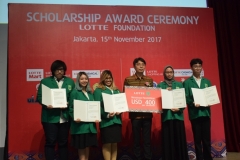 mahasiswa ABANAS yang menerima penghargaan beasiswa
