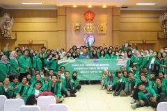 Sesi foto bersama dalam  kunjungan mahasiswa FISIP UNAS, di Aula Balai Wartawan PUSPEN TNI, Kamis (16/11)