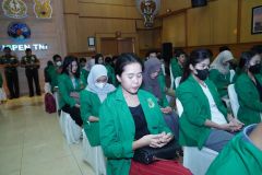 Para peserta sedang berdoa dalam  kunjungan mahasiswa FISIP UNAS, di Aula Balai Wartawan PUSPEN TNI, Kamis (16/11)