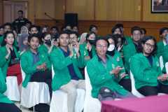 Para peserta memeriahkan acara dalam kunjungan mahasiswa FISIP UNAS, di Aula Balai Wartawan PUSPEN TNI, Kamis (16/11)