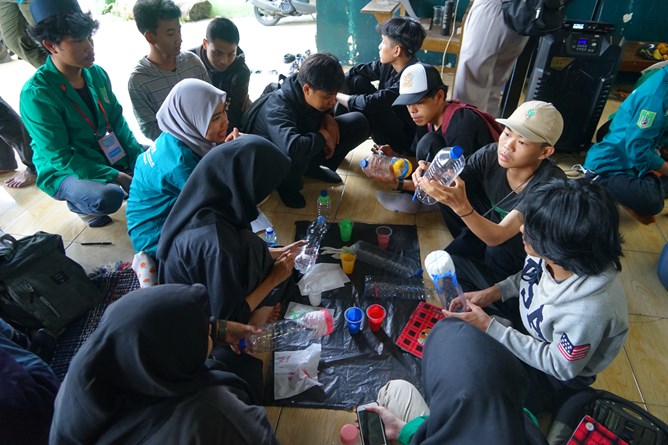 Para Peserta sedang melakukan pengecatan botol bekas untuk dijadikan Tanaman Hias, di Sekolah Master Indonesia, Margonda Depok, Jumat ,  17 Maret 2023