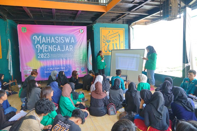 Para Volunteer sedang menyampaikan materi dalam Kegiatan Film Dokumenter, di Sekolah Master Indonesia, Margonda Depok, Jumat ,  17 Maret 2023