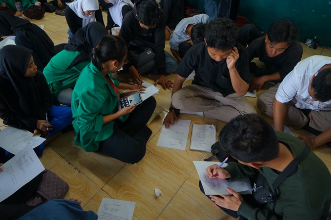 Para Peserta sedang mengikuti pembelajaran setelah menonton Film Dokumenter yang berlangsung di Sekolah Master Indonesia, Margonda Depok, Jumat ,  17 Maret 2023