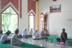 Penampilan hadroh dalam pembukaan kegiatan Maulid Nabi Muhammad SAW LDK Himmasta di Masjid Sutan Takdir Alisjahbana Unas