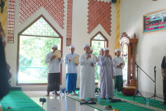 Penampilan hadroh dalam pembukaan kegiatan Maulid Nabi Muhammad SAW LDK Himmasta di Masjid Sutan Takdir Alisjahbana Unas