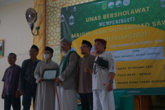 Foto bersama karyawan Unas dan pembicara usai kegiatan Maulid Nabi Muhammad SAW LDK Himmasta di Masjid Sutan Takdir Alisjahbana Unas
