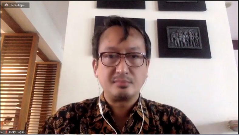 ICSR ( Indonesian Consortium for Religions Studies) Researcher Dicky Sofjan, PhD., pada kegiatan memperkenalkan Ekopesantren, program kerjasama PPI-UNAS dan ICSR kepada Kemenag, Rabu (24/11/2021)