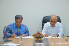 Rektor Universitas Nasional Dr. El Amry Bermawi Putera, M.A. (kanan) melakukan penandatanganan MoU bersama Plt. Direktur Utama Jakarta Konsultindo Dwi Budi Sulistyana, S.T. MPU (kiri) di ruang rapat Universitas Nasional, Rabu (08/12/2021)