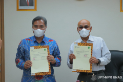 Rektor Universitas Nasional Dr. El Amry Bermawi Putera, M.A. (kanan) melakukan penandatanganan MoU bersama Plt. Direktur Utama Jakarta Konsultindo Dwi Budi Sulistyana, S.T. MPU (kiri) di ruang rapat Universitas Nasional, Rabu (08/12/2021)