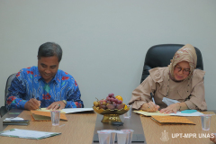 (Kiri-kanan) Plt. Direktur Utama Jakarta Konsultindo Dwi Budi Sulistyana, S.T. MPU dan Dekan FISIP Universitas Nasional Dr. Erna Ermawati Chotim, M.Si. saat penandatanganan MoA di ruang rapat Universitas Nasional, Rabu (08/12/2021)