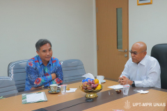(Kiri-kanan) Plt. Direktur Utama Jakarta Konsultindo Dwi Budi Sulistyana, S.T. MPU dan Rektor Universitas Nasional Dr. El Amry Bermawi Putera, M.A. saat berdiskusi implementasi kerja sama antara kedua belah pihak di ruang rapat Universitas Nasional, Rabu (08/12/2021)