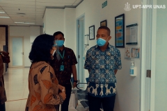Ketua Dinas Kesehatan Kepulauan Tanimbar dr. Edwin Tomasoa melakukan pengecekan fasilitas yang ada di FIKES didampingi dosen FIKES pada Kamis, (8/10) di gedung menara dua Unas, Ragunan, Jakarta.