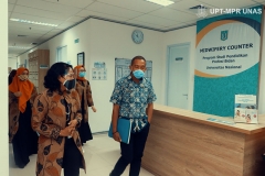 Pengecekan fasilitas FIKES UNAS oleh Ketua Dinas Kesehatan Kepulauan Tanimbar dr. Edwin Tomasoa didampingi dosen FIKES