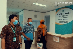 Ketua Dinas Kesehatan Kepulauan Tanimbar dr. Edwin Tomasoa melakukan pengecekan fasilitas yang ada di FIKES didampingi dosen FIKES pada Kamis, (8/10) di gedung menara dua Unas, Ragunan, Jakarta.