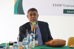 Dekan FISIP Unhas, Prof. Dr. Armin, M.Si. sedang memberikan sambutannya