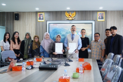 Penandatanganan MoU antara UNAS dengan MUSIAD Indonesia yang dilakukan oleh Wakil Rektor Bidang Penelitian, Pengabdian kepada Masyarakat dan Kerjasama UNAS Prof. Dr. Ernawati Sinaga, M.S., Apt. dengan President of MUSIAD Indonesia Halit Kaymak, di Ruang Rapat Cyber Library UNAS, Jumat (13/09). 