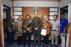 Foto bersama dengan Wakil Rektor Bidang Administrasi Umum, Keuangan, dan SDM Prof. Dr. Drs. Eko Sugiyanto, M.Si.
