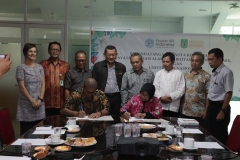 Penandatanganan Nota Kesepahaman Universitas Nasional dengan Yayasan Inisisasi Alam Rehabilitasi Indonesia (YIARI) tentang penyelenggaraan program konservasi keanekaragaman hayati pada selasa (25/6) di ruang rapat LPPM UNAS