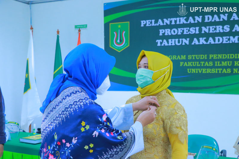 Penyematan pin oleh Dekan Fakultas Ilmu Kesehatan Dr. Retno Widowati, M.Si. dalam acara pelantikan dan angkat sumpah profesi ners angkatan I tahun akademik 2020/2021, pada Sabtu 09 Januari 2021