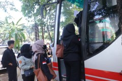 Mahasiswa sedang menaiki bus keberangkatan, Selasa, 18 Juli 2023.
