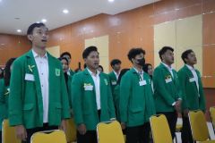 Menyanyikan lagu Indonesia Raya dan Mars Unas dalam pembukaan kegiatan Orientasi Program Studi Akuntansi GOGO 2023 di Ruang Aula Unas Blok I Lt.IV, Rabu, 11 Oktober 2023