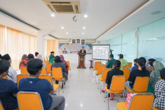 Kepala P3M Sekolah Pascasarjana Unas Robi Nurhadi, Ph.D. saat memberikan sambutan dalam acara Kuliah Umum dan Focus Group Discussion di ruang seminar selasar lantai 3 Unas