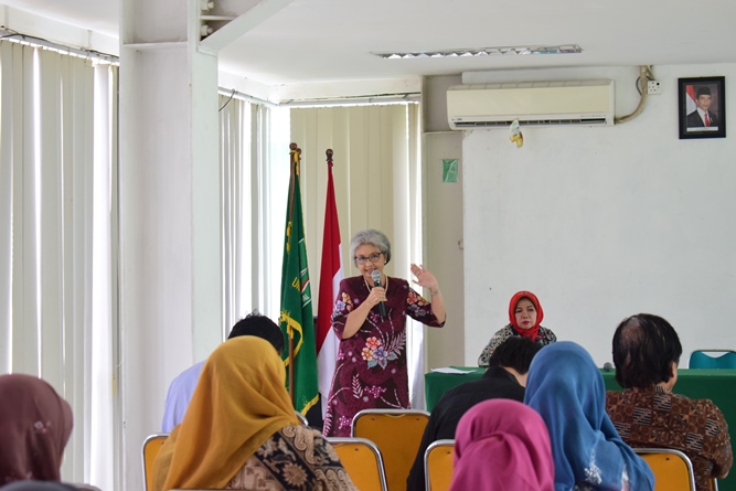 Ketua P4M Dr. Diana Fawzia, M.A. Saat menjelaskan tentang Desa Cibadak didepan Audience (4)