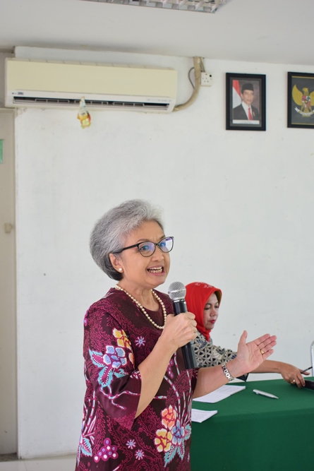 Ketua P4M Dr. Diana Fawzia, M.A. Saat menjelaskan tentang Desa Cibadak didepan Audience
