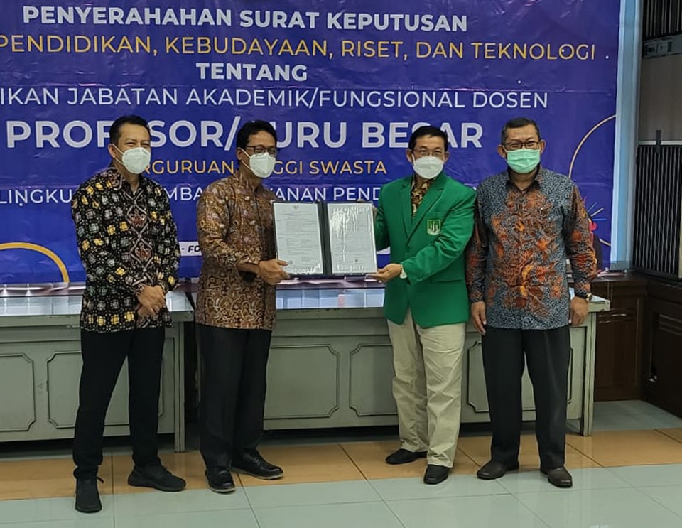 Serah terima Surat Keputusan (SK) pengangkatan Guru Besar ini diserahkan oleh Kepala LLDikti Wilayah III, Prof. Dr. Agus Setyo Budi, M.Sc. (kedua dari kiri) kepada Prof. Dr. Arrisman, S.H., M.H. (kedua dari kanan) di Kopertis Wilayah III Jakarta, Rabu (8/12) yang turut disaksikan oleh Wakil Rektor Bidang Akademik, Kemahasiswaan dan Alumni Dr. Suryono Efendi, S.E., M.B.A., M.M. (kanan)