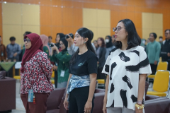 4Menyanyikan lagu Indonesia Raya dalam pembukaan Pameran dan Workshop Desain Komunikasi Visual, di Aula Unas, Senin, 10 Juli 2023