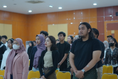 Menyanyikan lagu Indonesia Raya dalam pembukaan Pameran dan Workshop Desain Komunikasi Visual, di Aula Unas, Senin, 10 Juli 2023