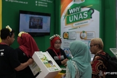 Petugas pameran (UNAS) saat melayani customer yang datang ke stand UNAS