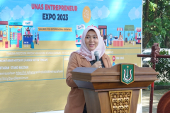 Ketua Pelaksana, Dr. Siti Tuti Alawiyah, S.S., M.Hum. sedang memberikan sambutan dalam pembukaan Unas Entrepreneurship Expo 2022, di Lapangan Parkir Unas, Selasa, 11 Juli 2023.