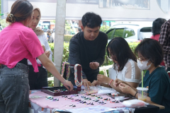 Mahasiswa sedang berjualan di pameran Unas Entrepreneurship Expo 2022, di Lapangan Parkir Unas, Selasa, 11 Juli 2023.