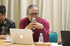 Sesi tanya jawab, Prof. Dr. Aris Munandar bertanya kepada Prof. Dr. Syarif Hidayat dalam kegiatan workshop persamaan persepsi dan penguatan kurikulum  pada Sabtu, 18 November 2023 di Ruang 705.Lt 7. Gedung Menara Universitas Nasional Jl. RM. Harsono No.1. Ragunan, Jakarta Selatan