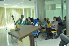 peserta sedang mendengarkan seminar