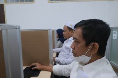 Para peserta dalam pelaksanaan tes CAT di Laboratorium FTKI Unas