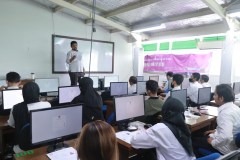 Pembukaan dan pengarahan oleh KPU Jakarta Selatan dalam pelaksanaan tes CAT di Laboratorium FTKI Unas